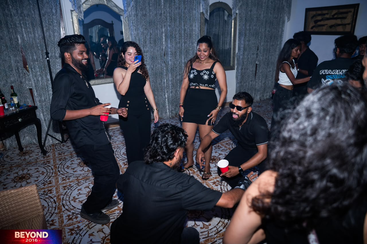 Last party DJ crowd scene